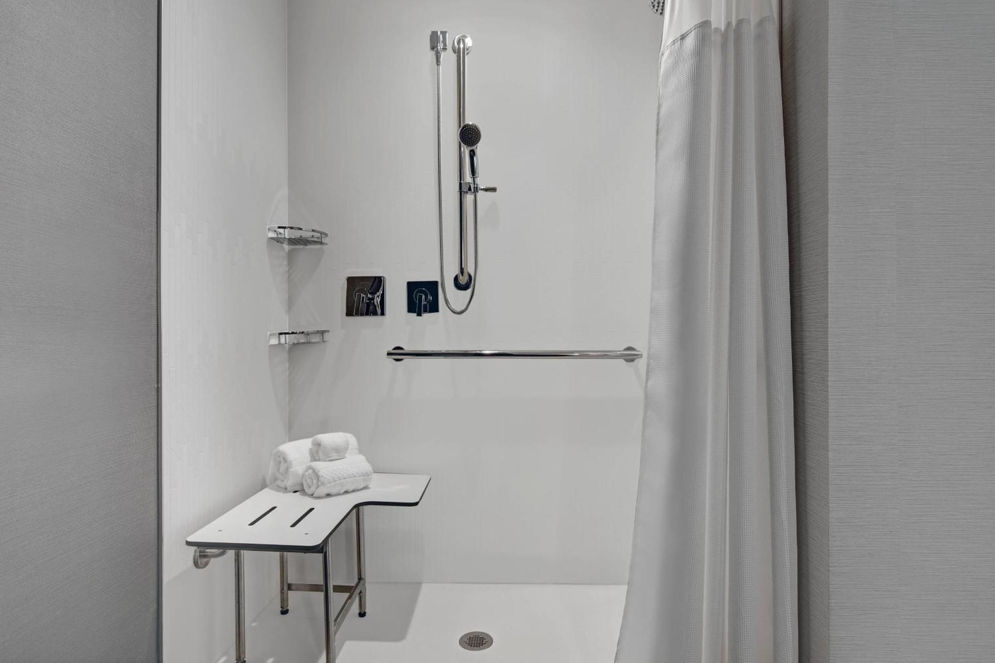 Courtyard By Marriott Manhattan Aggieville Екстериор снимка