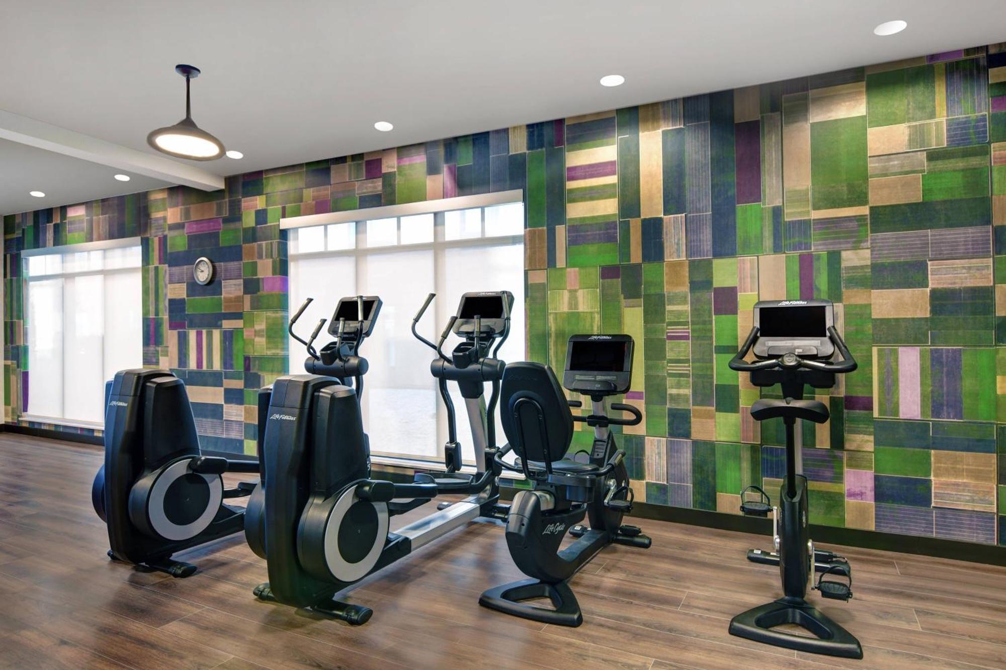Courtyard By Marriott Manhattan Aggieville Екстериор снимка