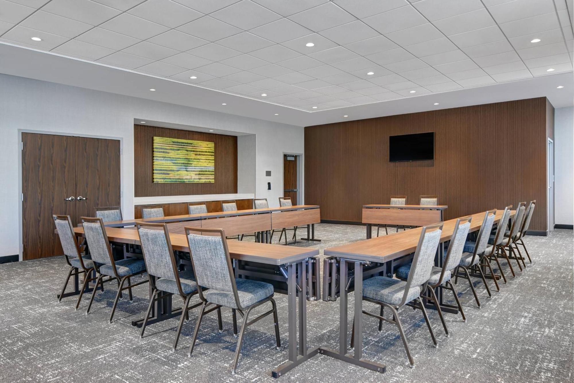 Courtyard By Marriott Manhattan Aggieville Екстериор снимка