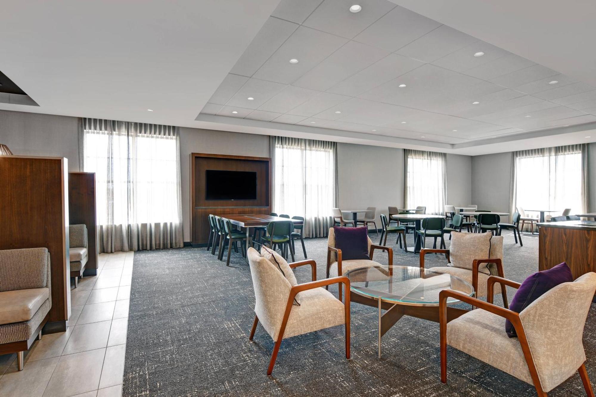 Courtyard By Marriott Manhattan Aggieville Екстериор снимка
