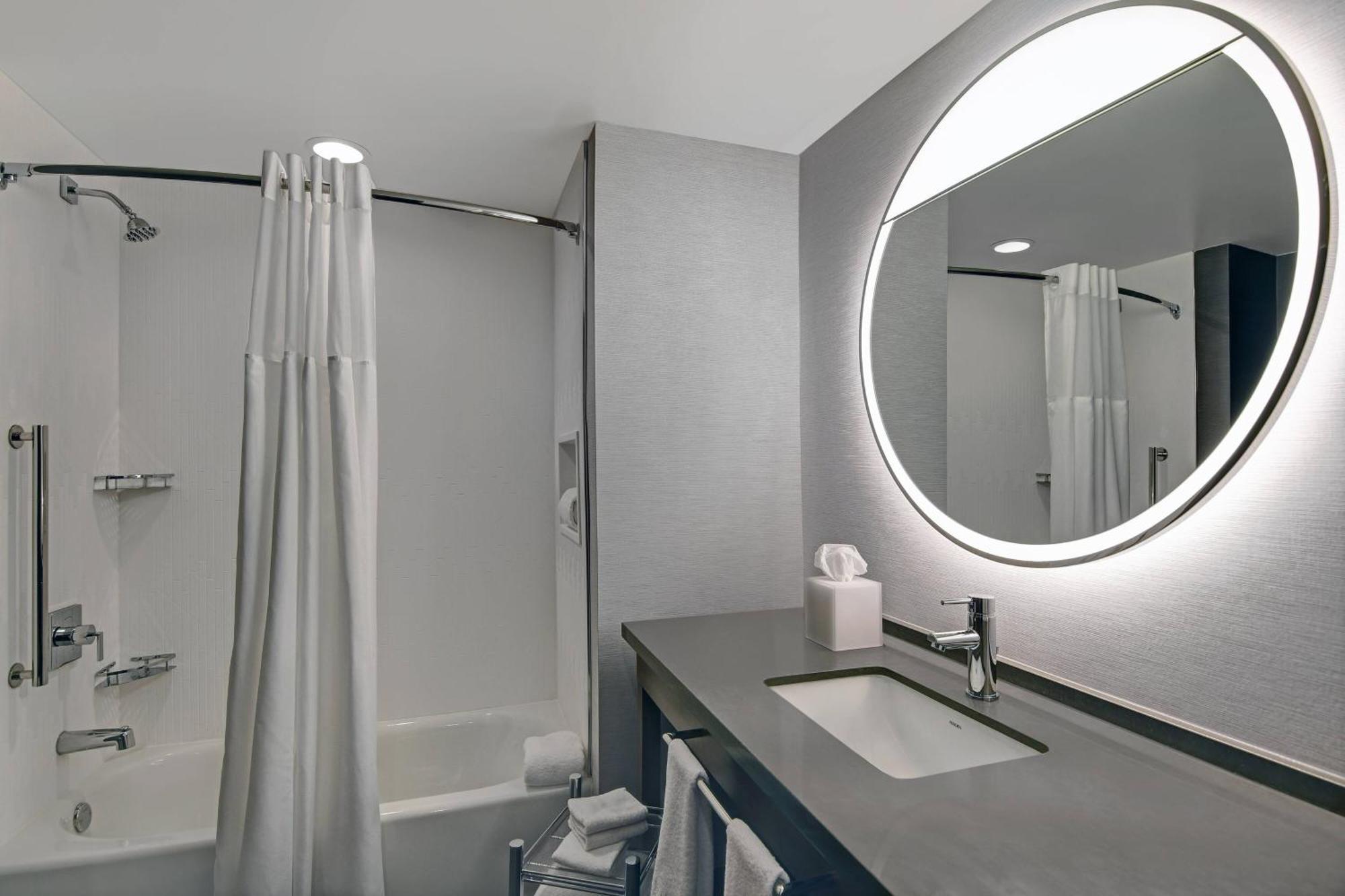 Courtyard By Marriott Manhattan Aggieville Екстериор снимка