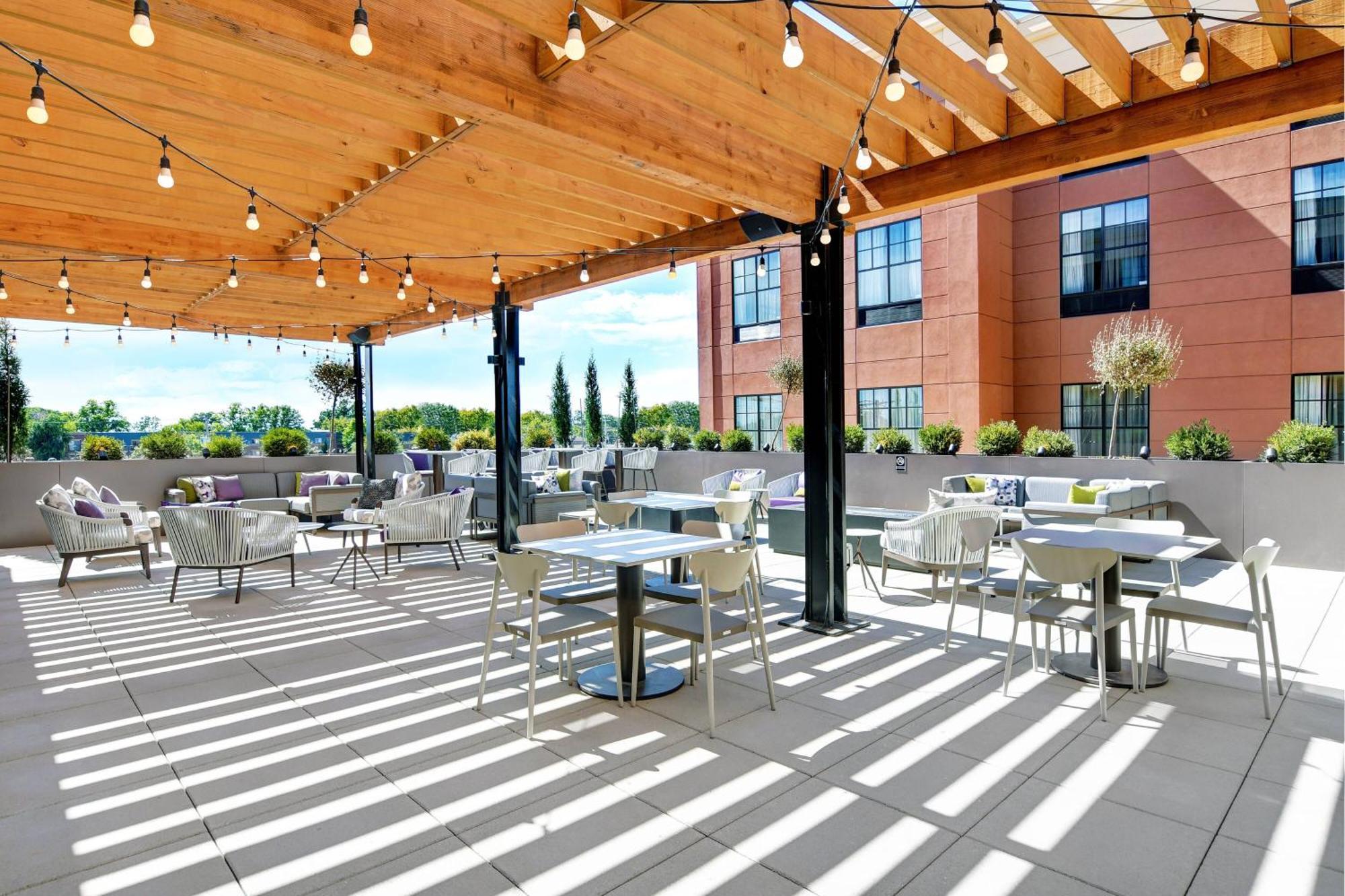 Courtyard By Marriott Manhattan Aggieville Екстериор снимка