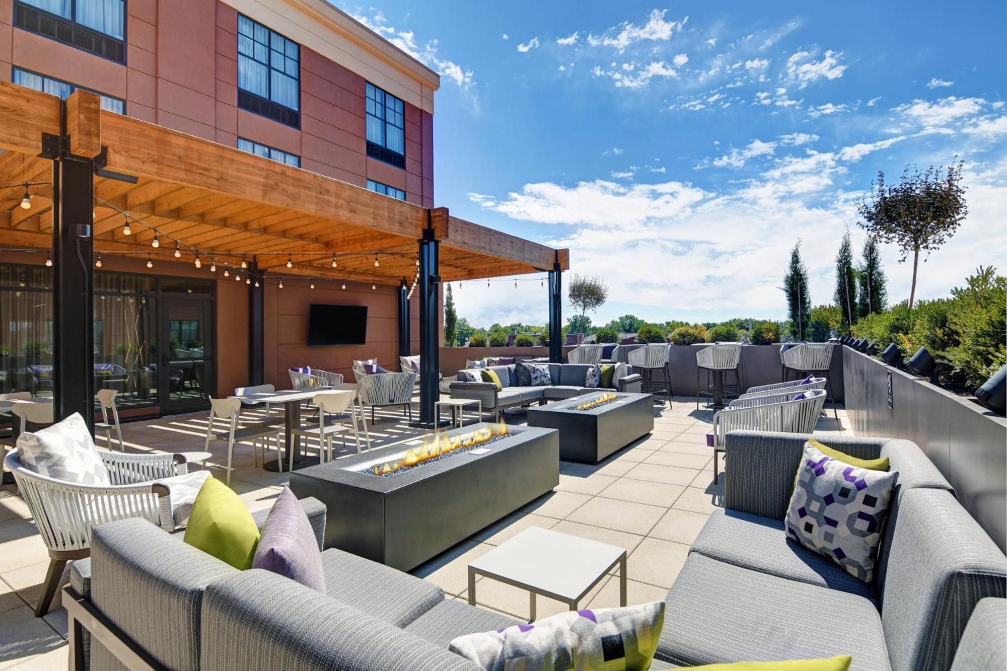 Courtyard By Marriott Manhattan Aggieville Екстериор снимка