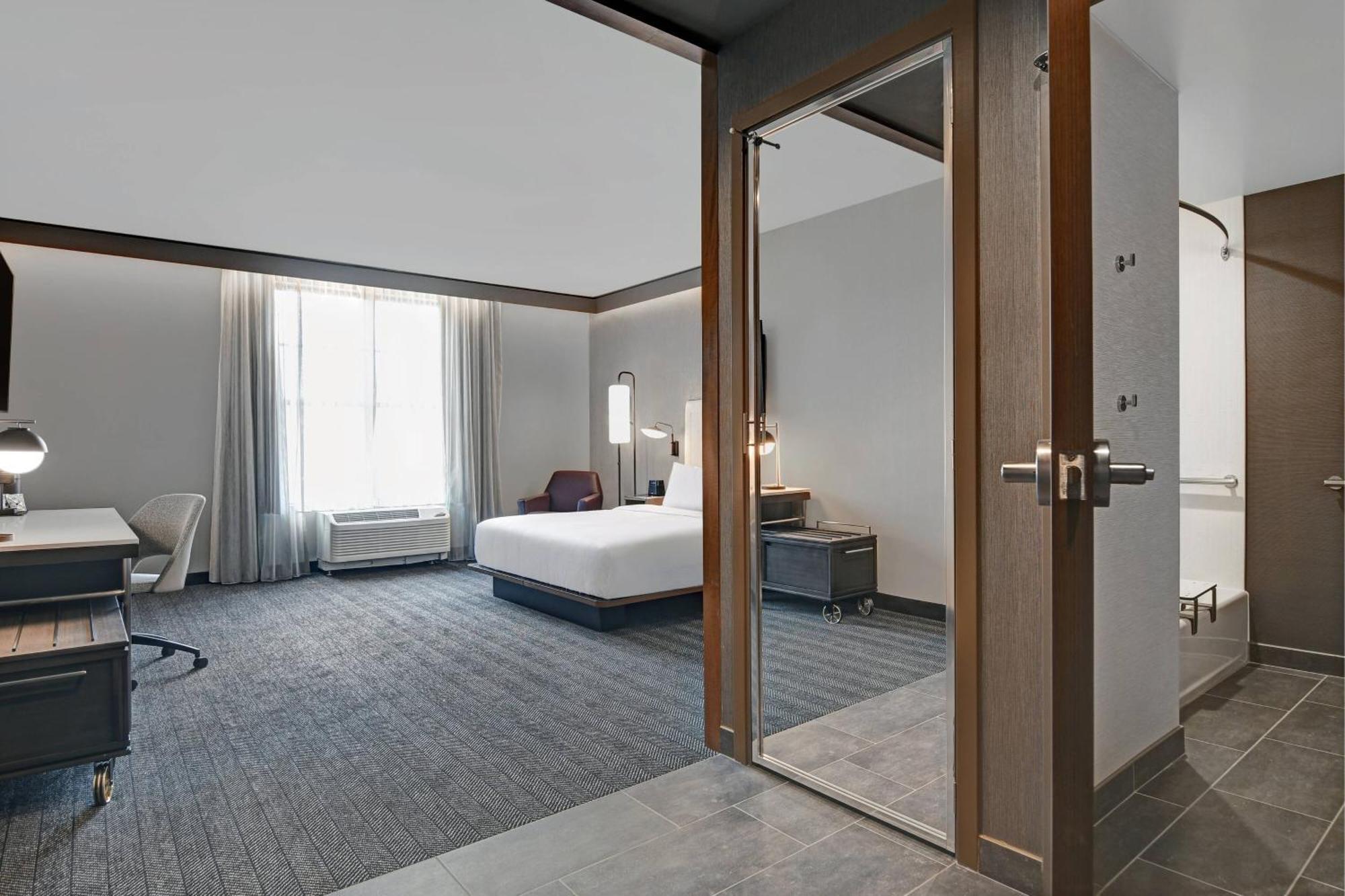 Courtyard By Marriott Manhattan Aggieville Екстериор снимка