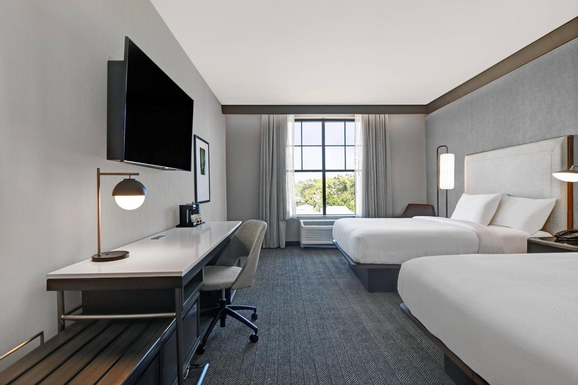Courtyard By Marriott Manhattan Aggieville Екстериор снимка