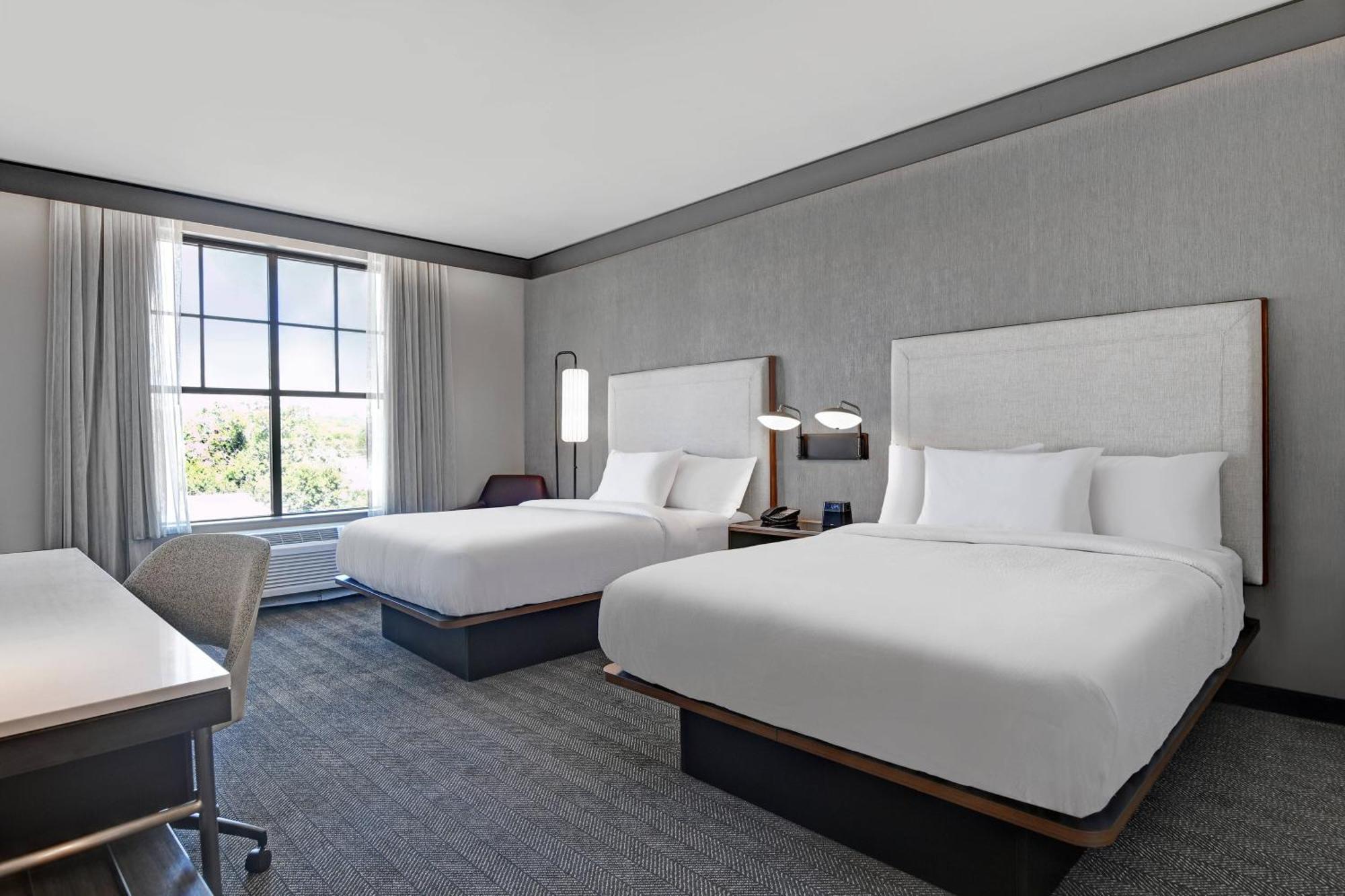 Courtyard By Marriott Manhattan Aggieville Екстериор снимка